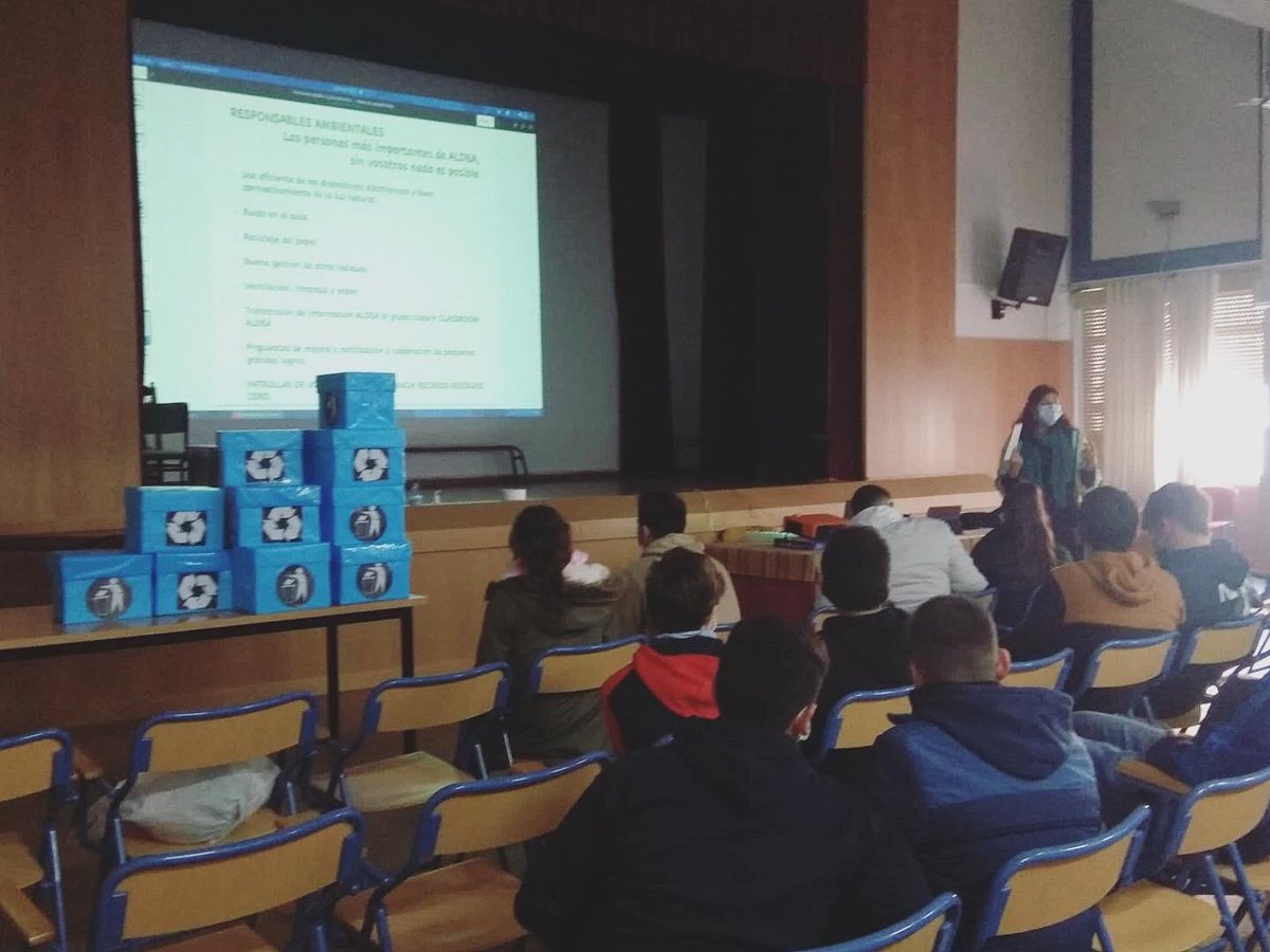 IES_IslaDeLeon's tweet photo. El pasado viernes 21 de enero se celebró la primera reunión de responsables ambientales de todo el centro, en el marco del Proyecto Aldea.
#iesisladeleon #proyectoaldea #medioambiente #cursoisla20212022 https://t.co/JMg1WPKcXF