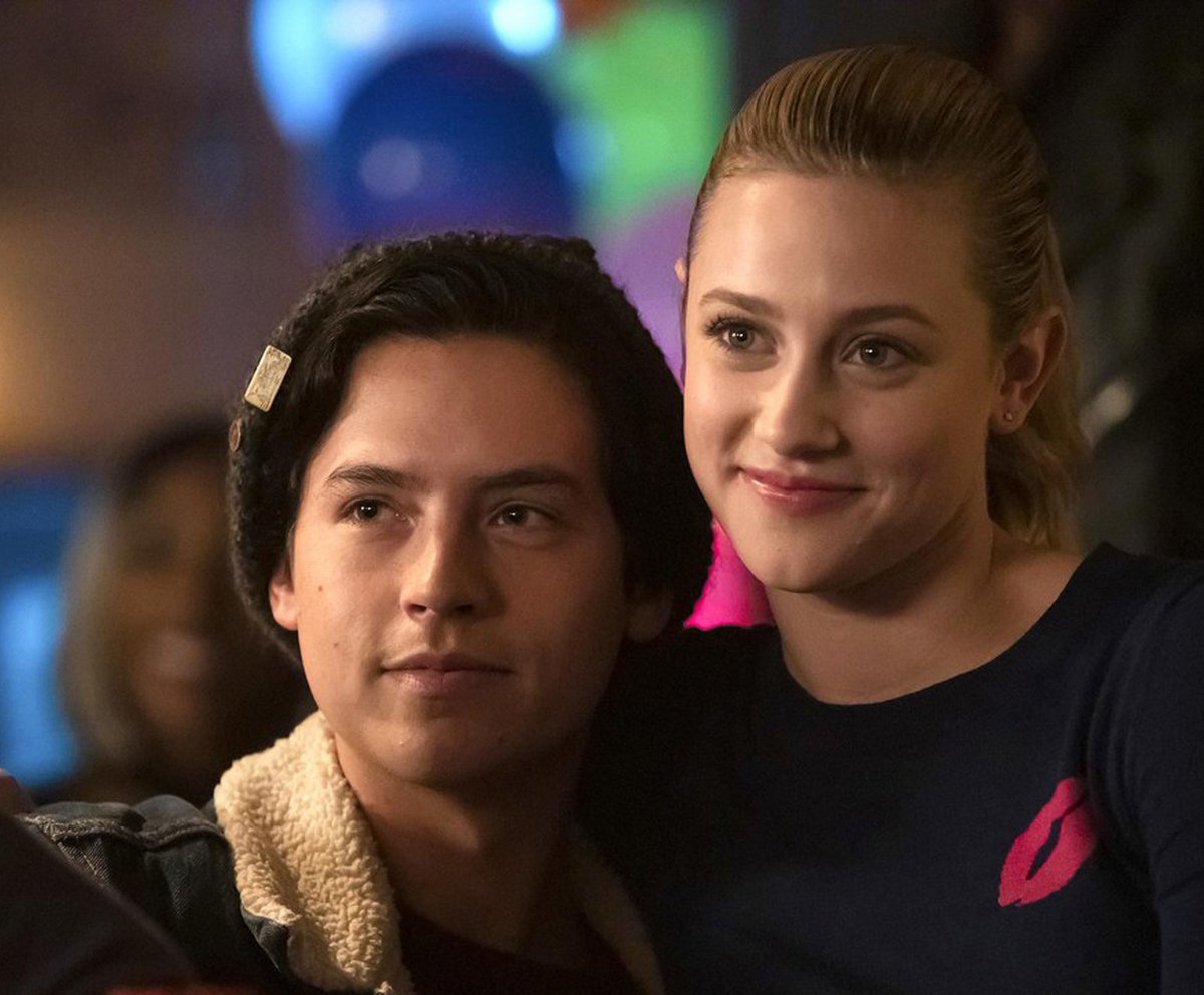 MarcoDeCine's tweet photo. RIVERDALE Temporada 2, Crítica Sin Spoilers: 🎬

👉🏻 Disponible en: #Netflix  @NetflixLAT
Nuevamente la historia logra entretener, pero, al añadirle muchas tramas secundarias pierde un poco la calidad, aún así, entretiene.
🌟 Calificación: 3 de 5 (Buena)
#Riverdale @TheCWRiverdale https://t.co/FgRoHd0ffv
