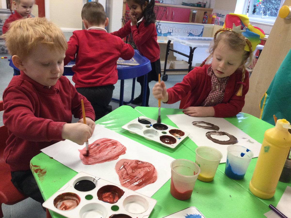 WMPrimaryF1's tweet photo. We’ve been amazing artists this morning painting bears with Miss Smith😀🐻 https://t.co/rOYb8xflOf