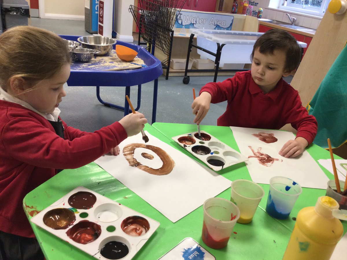 WMPrimaryF1's tweet photo. We’ve been amazing artists this morning painting bears with Miss Smith😀🐻 https://t.co/rOYb8xflOf