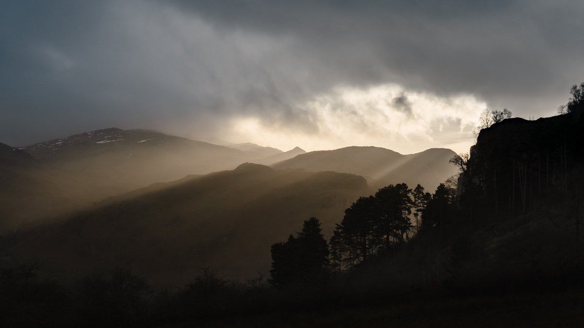 Croftfoot's tweet photo. At the end of the Day
Fading light breaks through the cloud momentarily at Glencoyne, Ullswater. #Cumbria
#wexmondays #sharemondays2022 #fsprintmonday #fslocal https://t.co/FJfhvVt0gQ