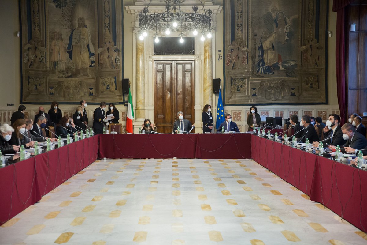 Montecitorio's tweet photo. #Quirinale2022, si è svolta questa mattina in Sala della Regina la riunione congiunta dell'Ufficio di Presidenza della Camera dei deputati e del Consiglio di Presidenza del Senato #OpenCamera #OpenParlamento https://t.co/h7vG3qNsNQ