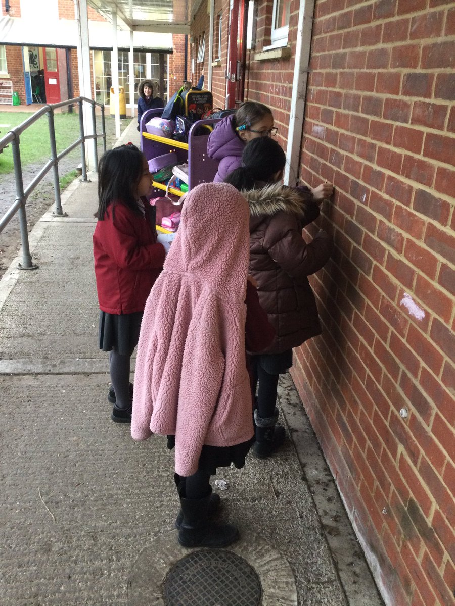 ThamesideSch's tweet photo. Today we investigated the area of objects around school using post-it notes #GBFtps #Mathstps #practicalmaths #independence https://t.co/ifLhAUQBEQ