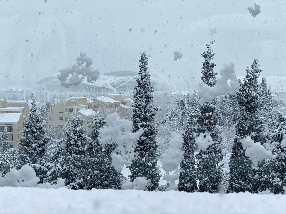Fortes chutes de #neige au stade olympique d'#Athènes en Grèce ce lundi. 
