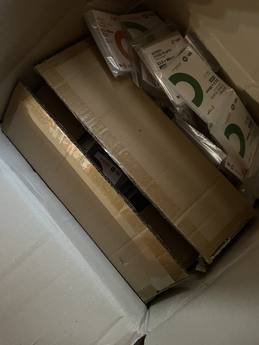 cairigato's tweet photo. #sooniesupdates
pcg sleeves already arrived at my consol's ph address! will notify the claimers once ready for shipping :> https://t.co/YbOWnAkvcG