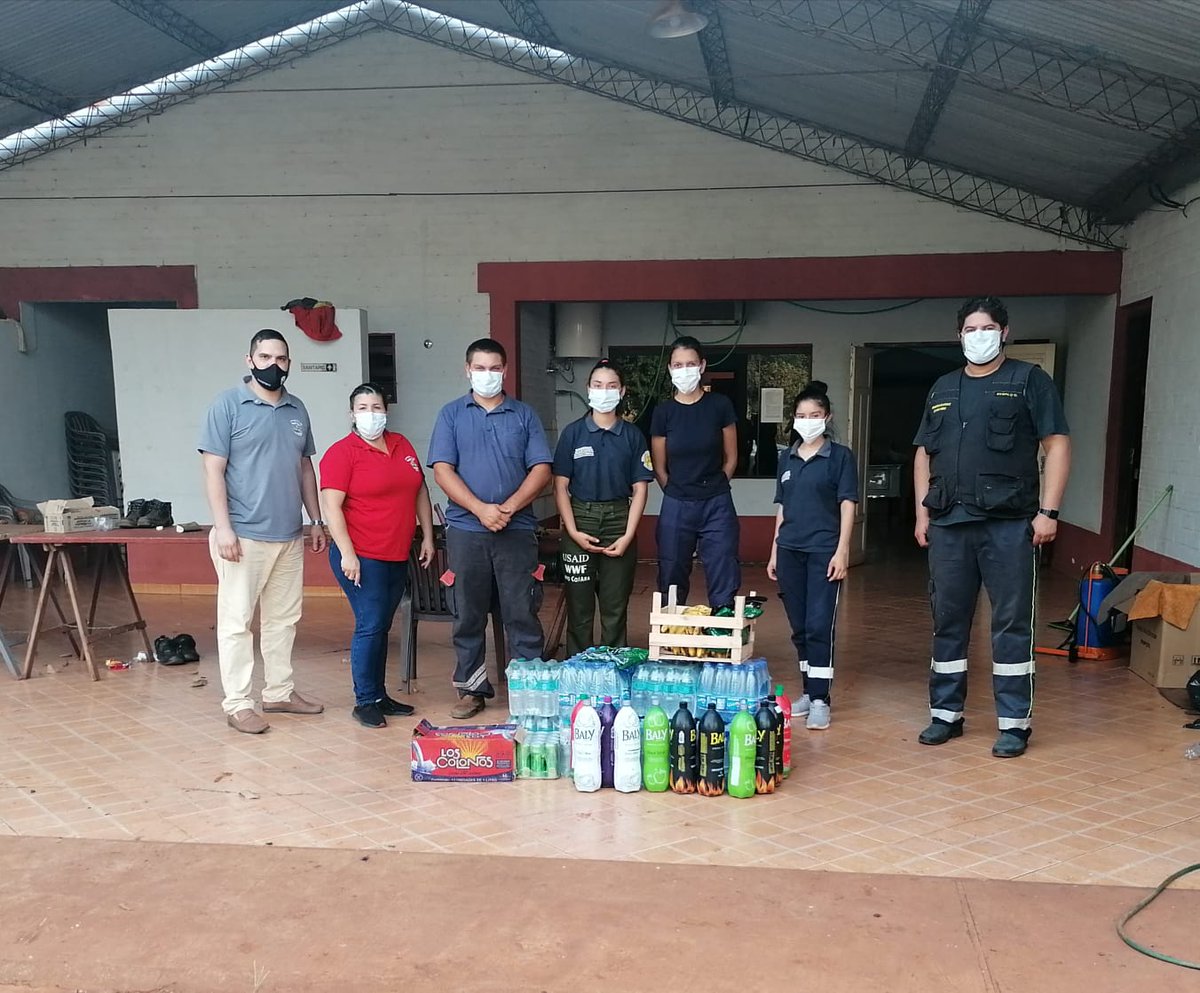 Christianbrunag's tweet photo. Apoyo logístico al Cuerpo de Bomberos Voluntarios de las Colonias Unidas con la entrega de energizantes, frutas, caramelos, agua mineral y leche. https://t.co/Ab782lvuKf