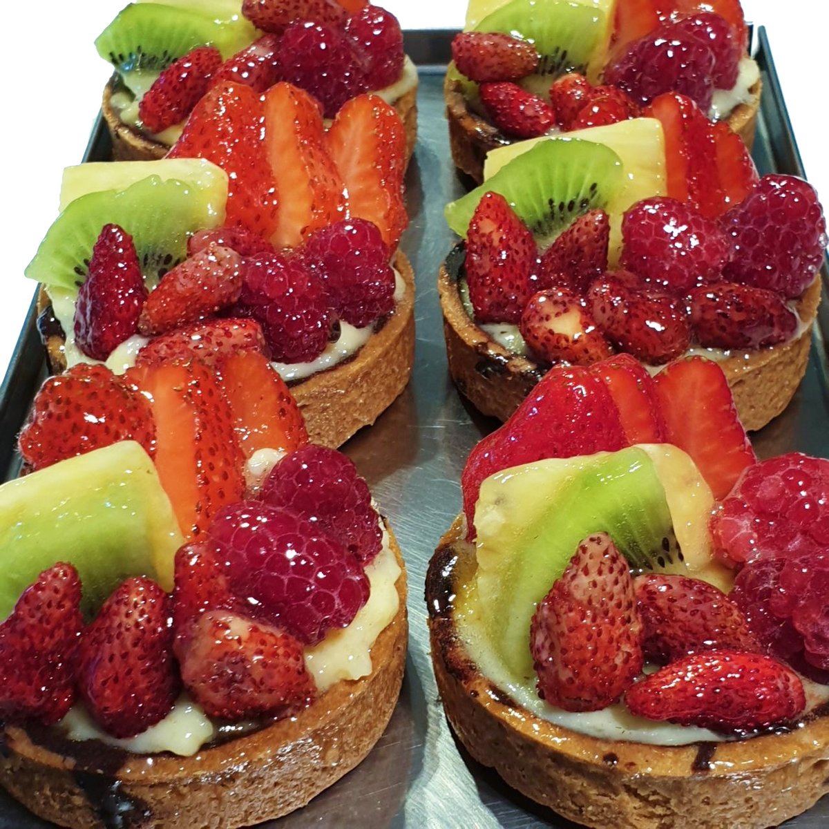 Et presentem la cassoleta de crema i fruita natural en format individual. 🍰🍐🍓🥝 #PastisseriaNatcha