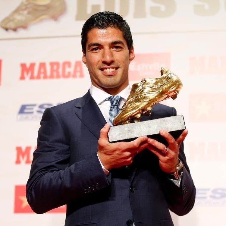 BawkuCfc's tweet photo. Happy birthday to El Pistolero, 𝐋𝐮𝐢𝐬 𝐒𝐮𝐚𝐫𝐞𝐳! 😍🎂 

▪ 𝐋𝐮𝐢𝐬 𝐒𝐮𝐚𝐫𝐞𝐳 winning 2 golden boots during the Messi and Ronaldo era, while also playing in the same league isn’t talked about enough! 🇺🇾👑🔥 

▪ Second highest assist in football history 🤯🎯 https://t.co/Rt17q325kS