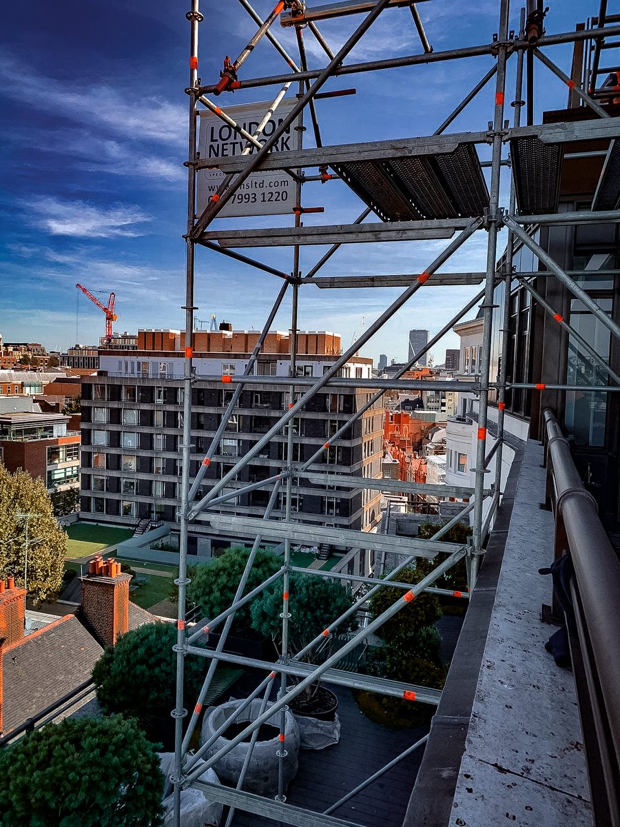 _LNSLTD's tweet photo. 🏗️ @_LNSLTD recently assisted @OdGroupLondon with the lifting of heavy pots/trees from lower level onto higher roof level for their client at Berkeley Square, London. @Layheruk System Scaffold was utilised to ensure the most safest system of work delivered on time without issue. https://t.co/hcAUHgqGHD