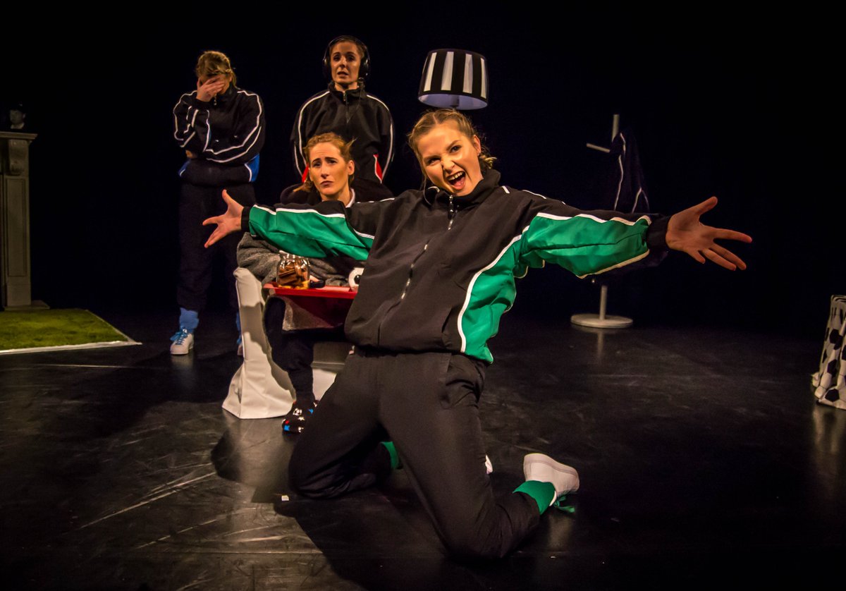 Ahead of starting their tour of #TheBeautifulGame next month, the team from <a href="/NextDoorDance/">Next Door Dance</a> took 5 minutes out from their busy rehearsals to introduce themselves.
housetheatre.org.uk/five-minutes-w…