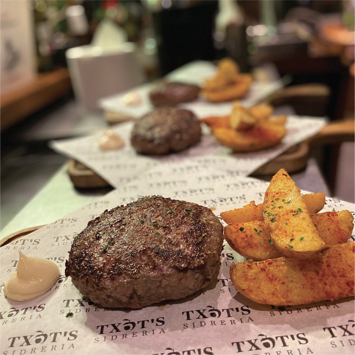 A punt per servir! Hamburgueses de black angus de 1/2 kilo 🍔

📲Reserves per Whatsapp al 608990315⁣

#sidreriatxots #happyburgers #happymoments #happyday #txots #txotsacasa #figueres #empuriabrava #roses #blackangus