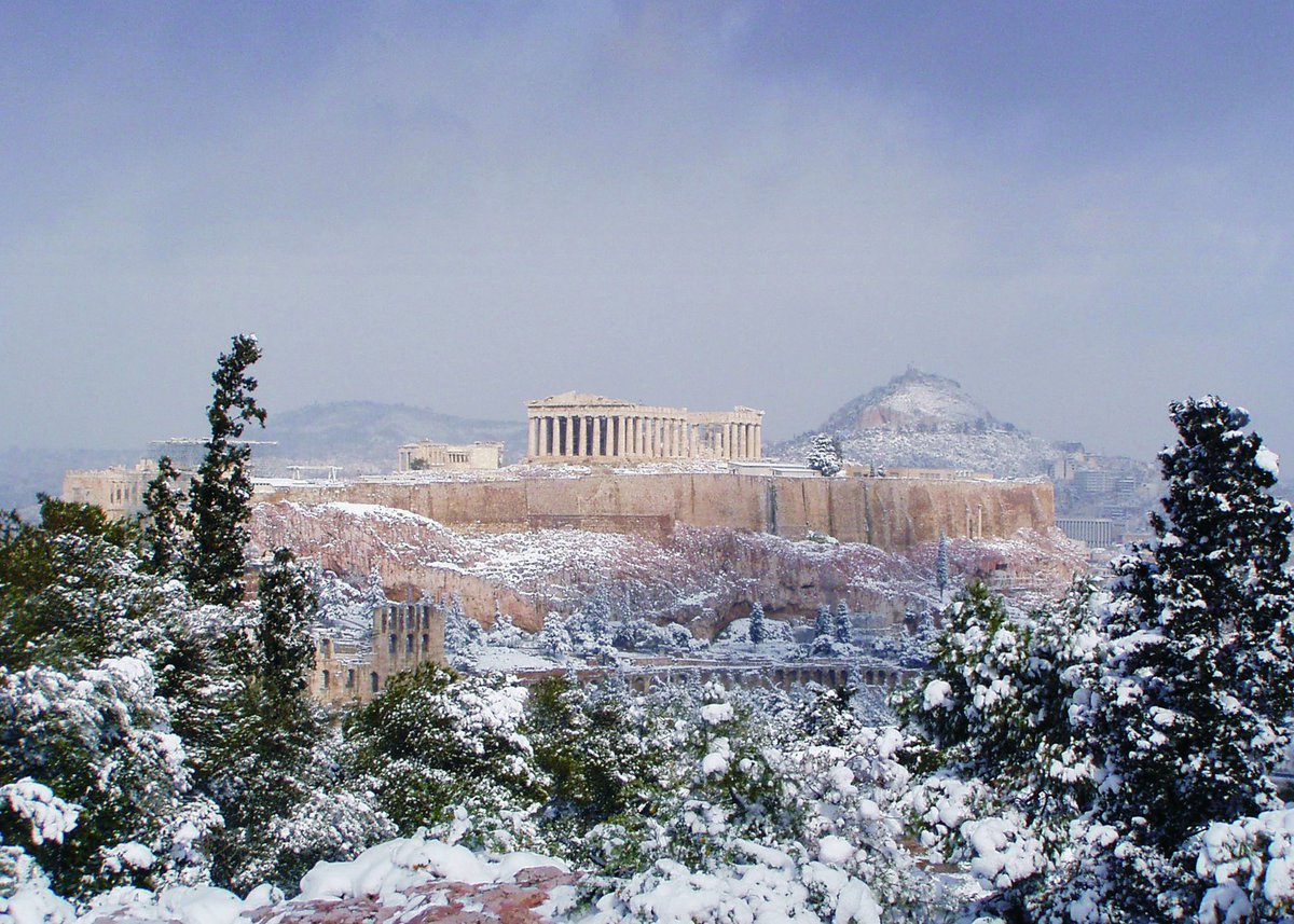 As if it were a fairy tale, snow draped across Athens, covering one of the world’s most historical monuments, the Acropolis, and transforming the city centre into a white, mystical wonderland 🏛️🇬🇷🌧️💙