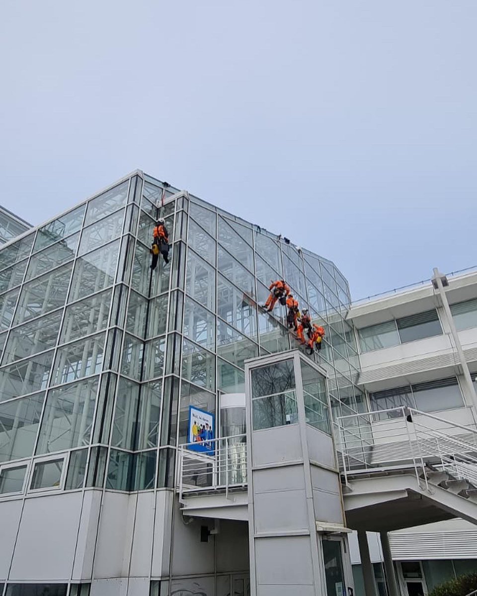 High Level Glazing Refurbishent works continuing this week with our southern projects team. 

dynamicaccess.co.uk/glazing-servic…