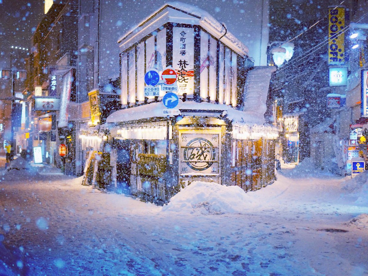 zuma_ike's tweet photo. 雪降る夜に

#長野 #信州 #snap #snow #snowynight 
#street_vision #winter #sonyα6000 https://t.co/6ImJ8KtXfh