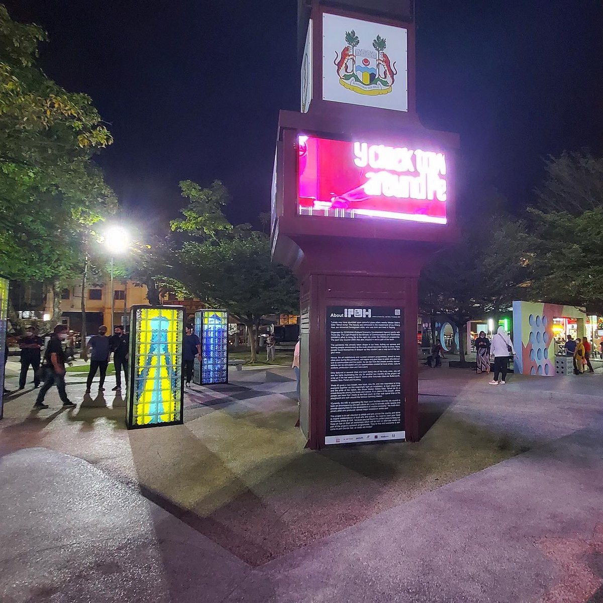 mythinkcity's tweet photo. Flanking the historical clock tower in Taman Medan Selera Dato Tahwil Azhar, Ipoh, Pride #3 is the continuity of the ‘Pride of the Portrait’ series that the artist, Liu Cheng Hua started in 2010.
#mythinkcity #TheLightProject #ProjectLight #cendana #artinthecity https://t.co/LcdV711yCZ