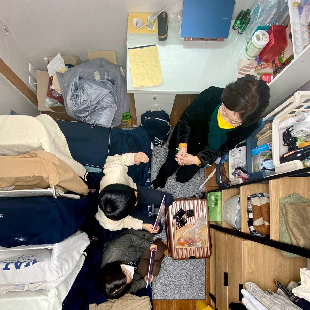 sangjungsim's tweet photo. 이번 대선에서 지워진 분들을 절실한 마음으로 만나 뵙고 있습니다. 오늘 열악한 주거 현실 속에서 집 아닌 방에 사는 청년과 만났습니다. 방은 둘이 앉아 팔도 제대로 휘두를 수 없는 공간이었습니다. 볕이 안들어 빨래를 하면 건조대를 책상에 올려놓는다고 합니다. 이런 집이 보증금 5천만원입니다. https://t.co/HRsRdkOHUC