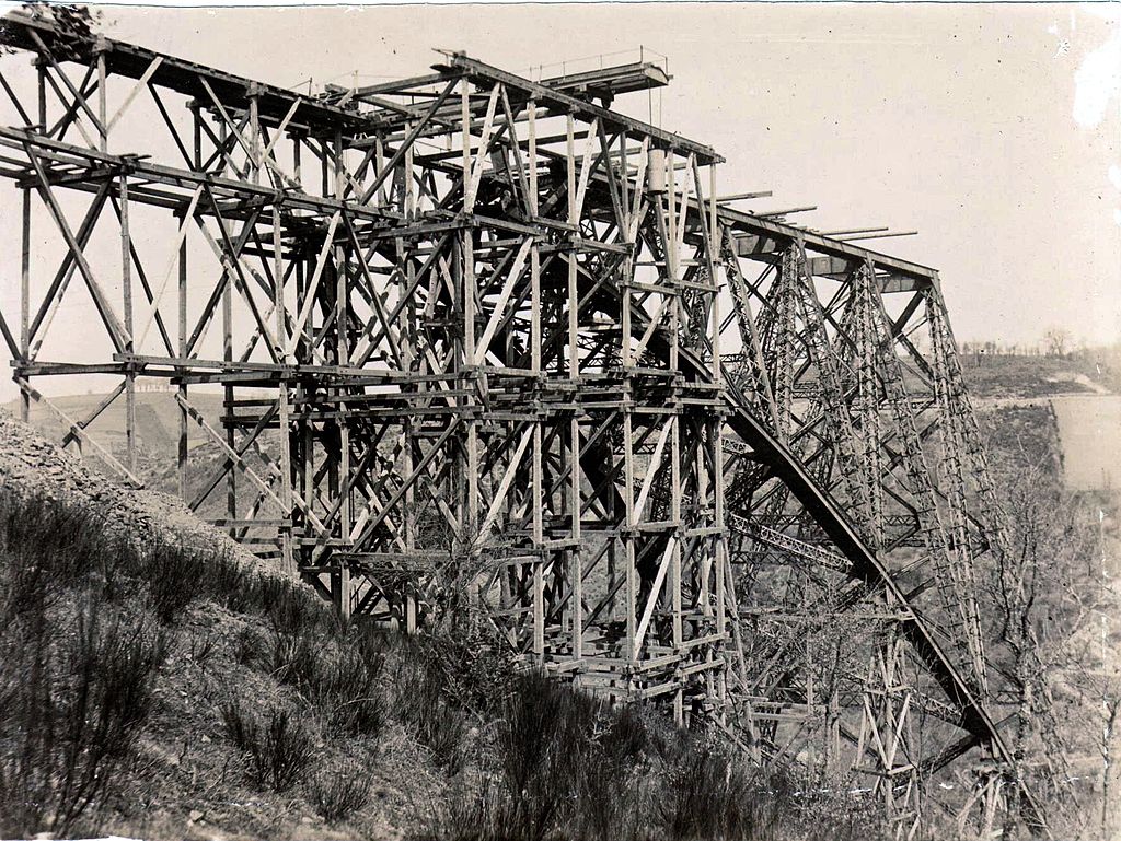 SNCFReseau's tweet photo. Une récompense à la hauteur ! 120 ans après sa construction, le Viaduc du Viaur est désormais classé au titre des Monuments Historiques 👏
Ce géant d'acier situé en région Occitanie relie l'Aveyron et le Tarn et est candidat au patrimoine mondial de l'UNESCO 🌉
#PatrimoineSNCF https://t.co/zqwPYVvqnm