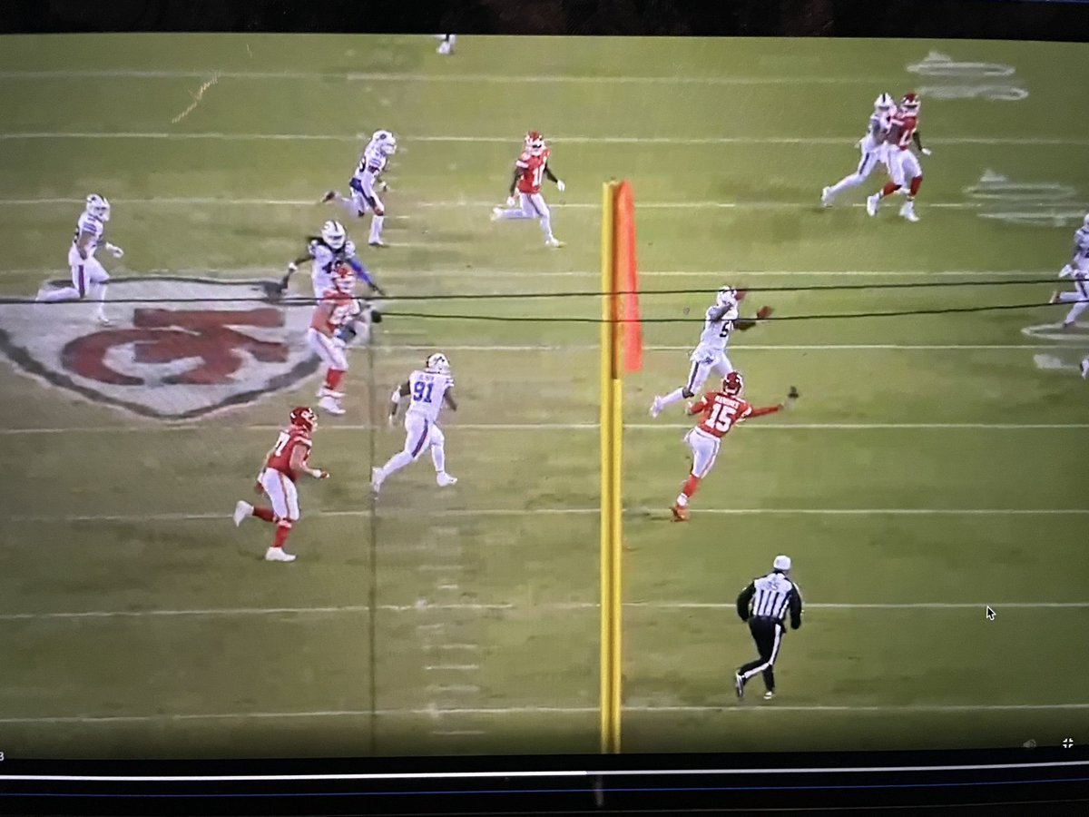 danorlovsky7's tweet photo. 🤪🤪😂😂 THIS IS A COMPLETION @PatrickMahomes https://t.co/yx71G5w6ts
