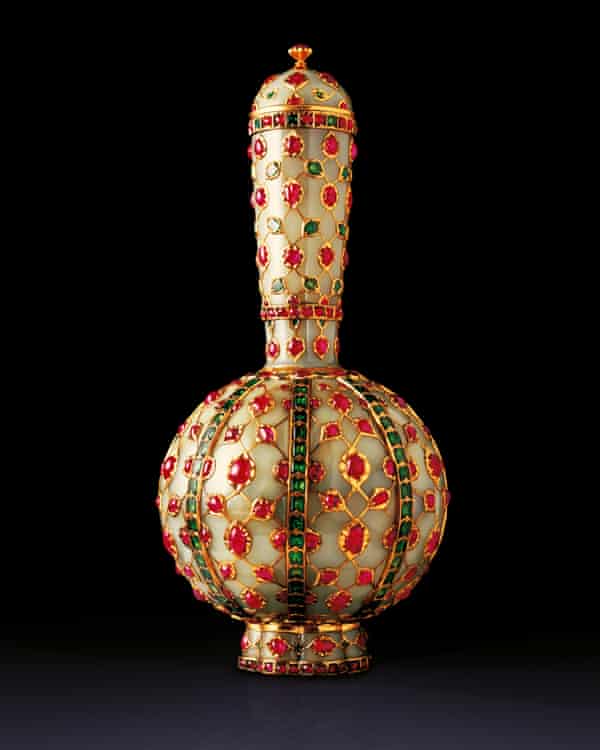 'Loot' is an Indian word that has entered the English language and, we are happy.
But, what about the 'Loot' entering the museums? Like this c1650 'Flask' of #Mughal ruler #Jahangir looted by Robert Clive, now at <a href="/V_and_A/">V&A</a>?
@Peachtreespeaks <a href="/DalrympleWill/">William Dalrymple</a> <a href="/ranjona/">ranjona banerji 🇮🇳</a> <a href="/vijivenkatesh/">Viji Venkatesh 🇮🇳 وجی وینکٹیش</a>