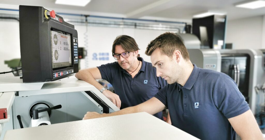Cairn are #recruiting!  We are looking for a CNC machinist to help run our brand new @xyzmachinetools Proturn RLX lathe.  Would you like to help us manufacture and design precision equipment for scientific research?  cairn-research.co.uk/careers/