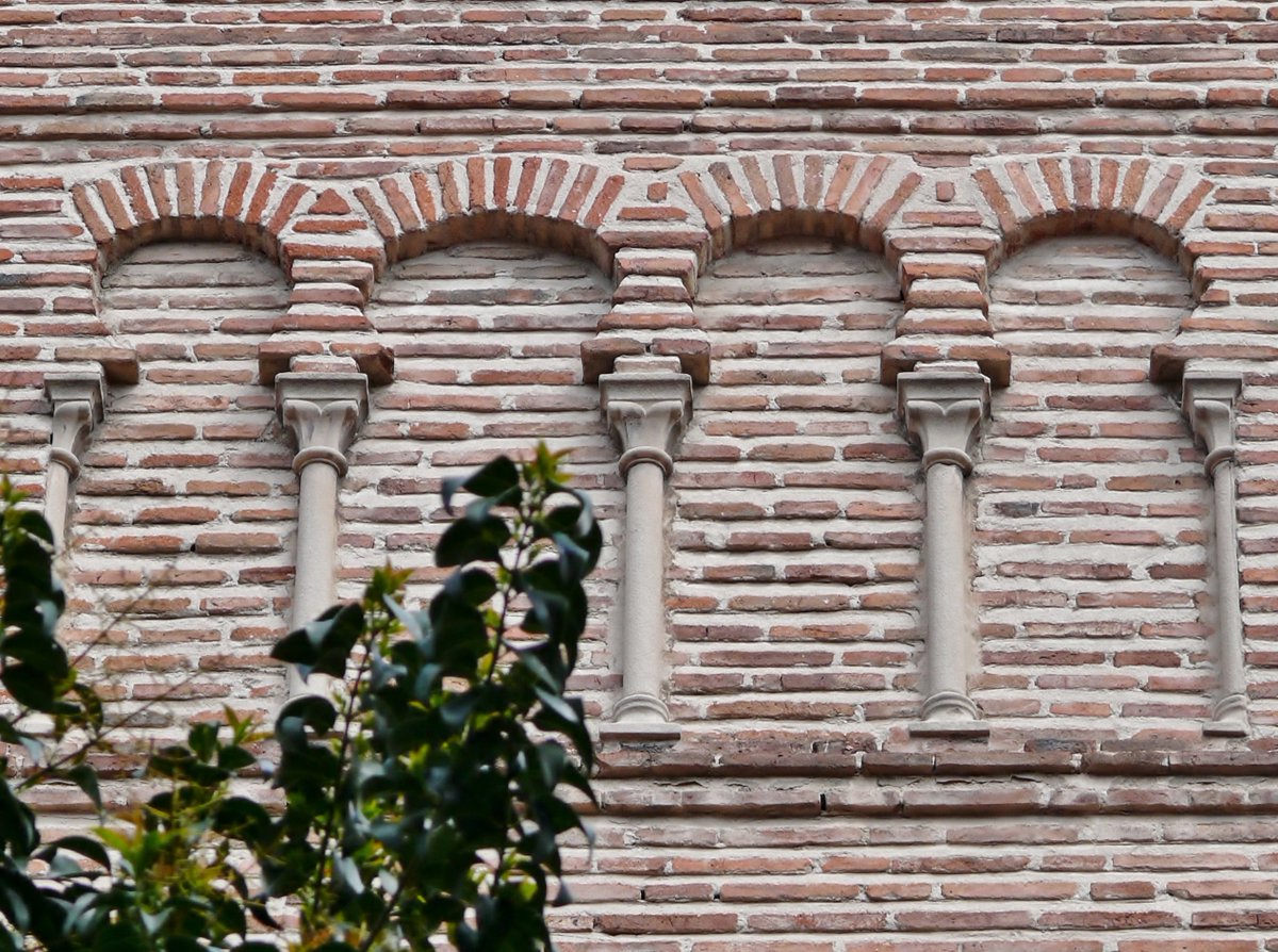 madridislamico's tweet photo. Estos arcos forman parte de uno de los edificios más emblemáticos y el más antiguo (s. XII) en uso de la #ciudad. Muchos han visto en su #torre un posible #minarete de una mezquita ¿De qué iglesia estamos hablando?
#EdificiosMudejaresMadrid 🧐 https://t.co/xaywcPLbHS