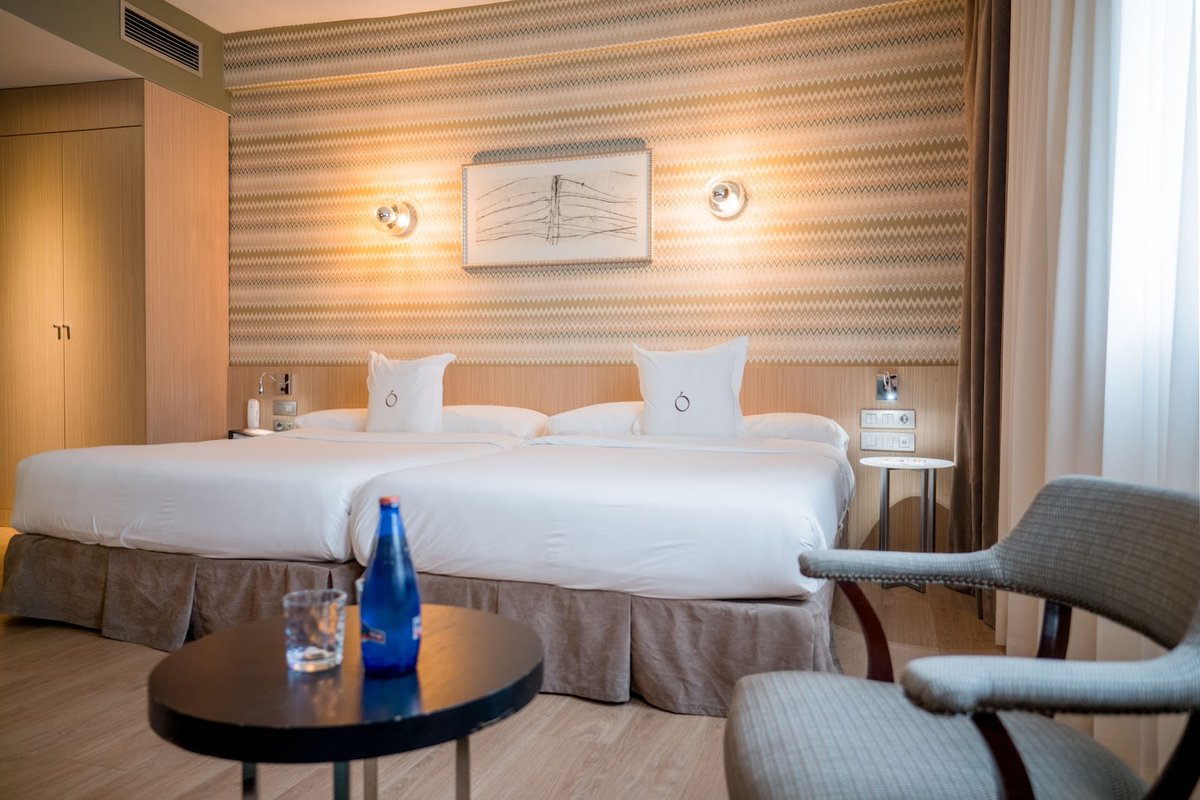 ¿Te vas a conocer #Madrid en familia? ¡Tenemos el alojamiento que se adapta a tus necesidades! Descubre la habitación familiar del <a href="/hotelopera/">Hotel Ópera</a>, una estancia donde no te faltará de nada, además, ubicada en pleno corazón de la capital. hotelopera.com/habitaciones/f…