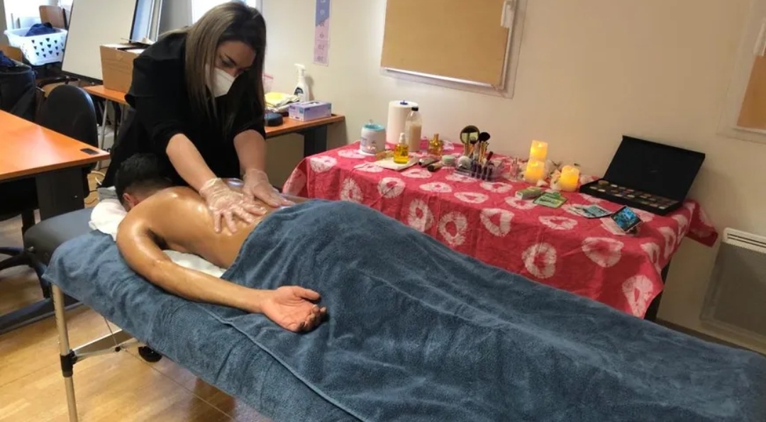 🇫🇷 Depuis octobre 2021, l'esthéticienne Vaïaré Huche se met au service des sans-abris, à Rennes. Tous les mercredis matin, elle masse, maquille, détend plusieurs femmes sans-abri dans les locaux du Secours populaire ! 👏 (France Bleu)