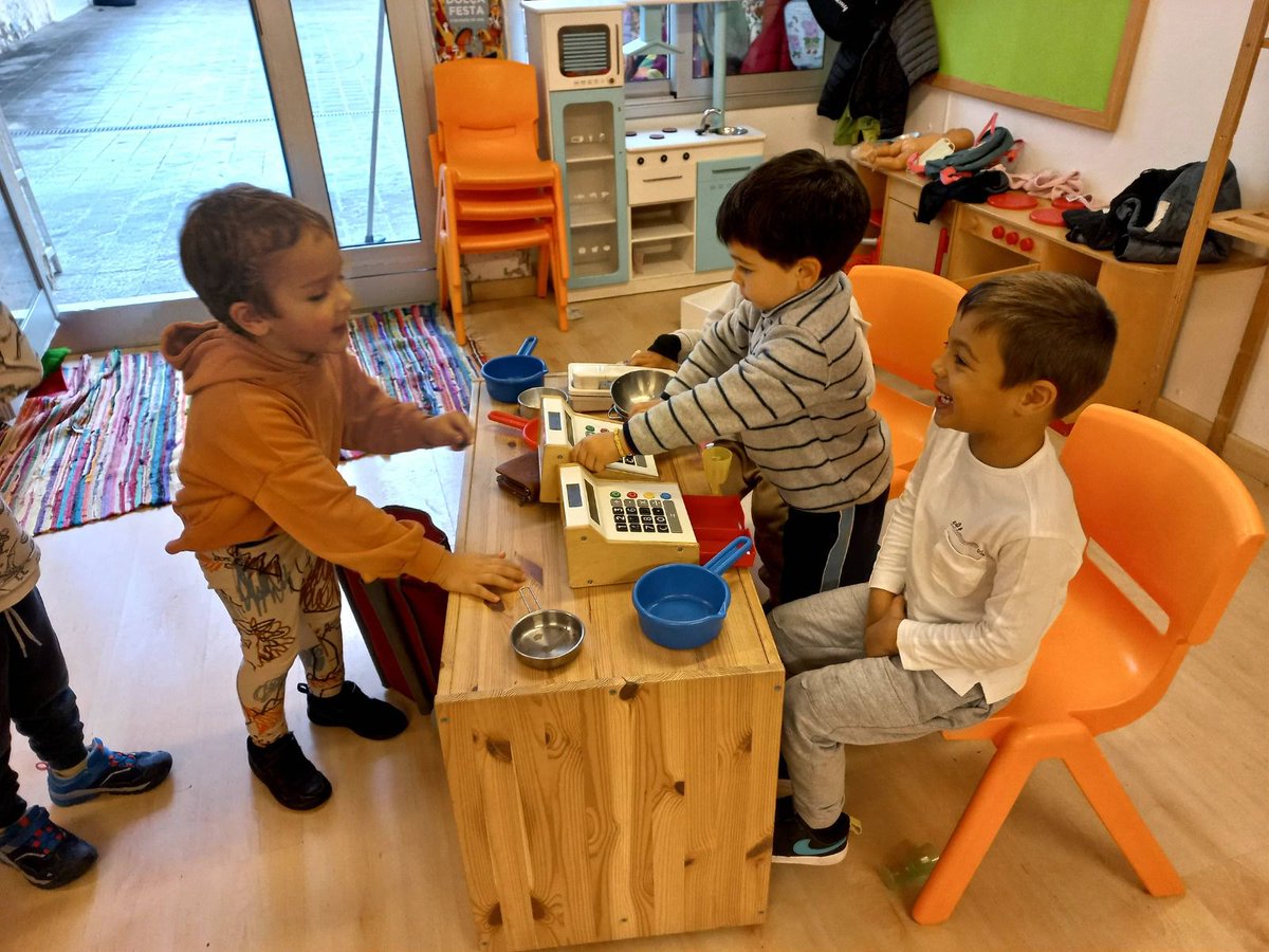 NouPatufet's tweet image. A l’estona dels #ambients els infants poden circular lliurement pels diferents espais. Són estones de joc, recerca, descoberta i aprenentatge vivencial.
(...) 
#ambients #EducacióInfantil #NouPatufet #EscolesCoop