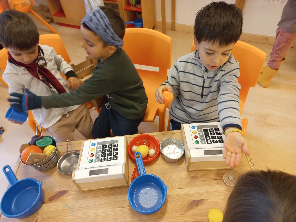 NouPatufet's tweet image. A l’estona dels #ambients els infants poden circular lliurement pels diferents espais. Són estones de joc, recerca, descoberta i aprenentatge vivencial.
(...) 
#ambients #EducacióInfantil #NouPatufet #EscolesCoop