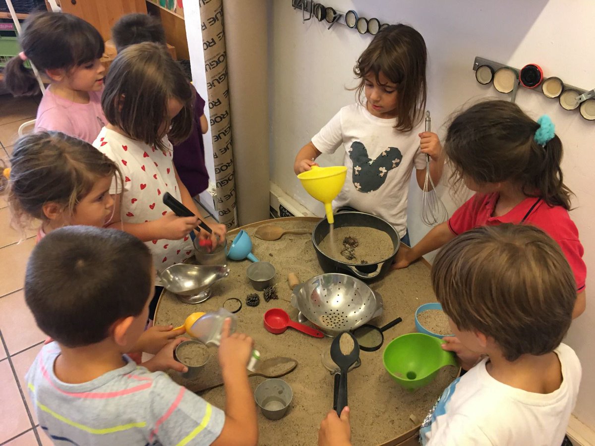 NouPatufet's tweet image. A l’estona dels #ambients els infants poden circular lliurement pels diferents espais. Són estones de joc, recerca, descoberta i aprenentatge vivencial.
(...) 
#ambients #EducacióInfantil #NouPatufet #EscolesCoop