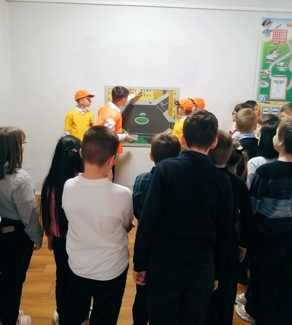 24 января в школе прошла акция "Полезная перемена". Отряд ЮИД организовал ребят на перемене для моделирования дорожных ситуаций на магнитном стенде.