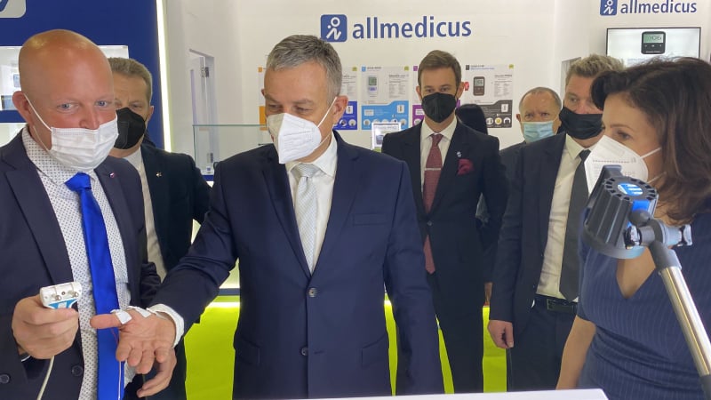 mpo_tweetuje's tweet photo. Ministr @JozefSikela a NM @mtauberova na veletrhu @Arab_Health v Dubaji podpořili 🇨🇿 firmy 👍
#ArabHealth, #podporaexportu https://t.co/BDHsO64U3H