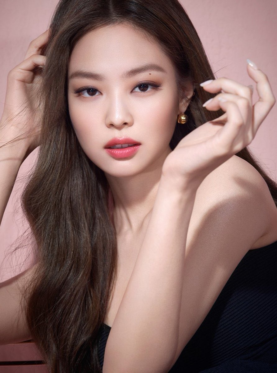 jennieisfree's tweet photo. but her Hera pics are always a serve tho they hit different https://t.co/JCiEhqZklJ