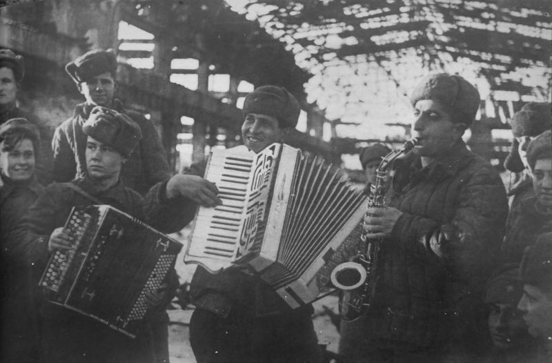 2 февраля 2022 года, в день празднования 79-й годовщины победы в битве на Волге, при поддержке Волгоградского регионального отделения Российского военно-исторического общества в музее-панораме «Сталинградская битва» открывается выставка «Музыка Победы».

stalingrad-battle.ru/about/m-news/2…