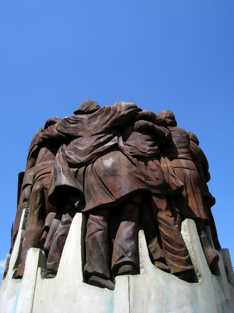 ivicenteh's tweet photo. En Antón Martín hace 2 décadas que, incluso en tiempos sin abrazos, hay un grupo de compañeros fusionados en un abrazo eterno. Un cuadro hecho escultura bajo el cielo, el sol y la lluvia, en homenaje a los asesinados en Atocha hace hoy 45 años por la extrema derecha... (sigue) https://t.co/hFF0HCGBB9