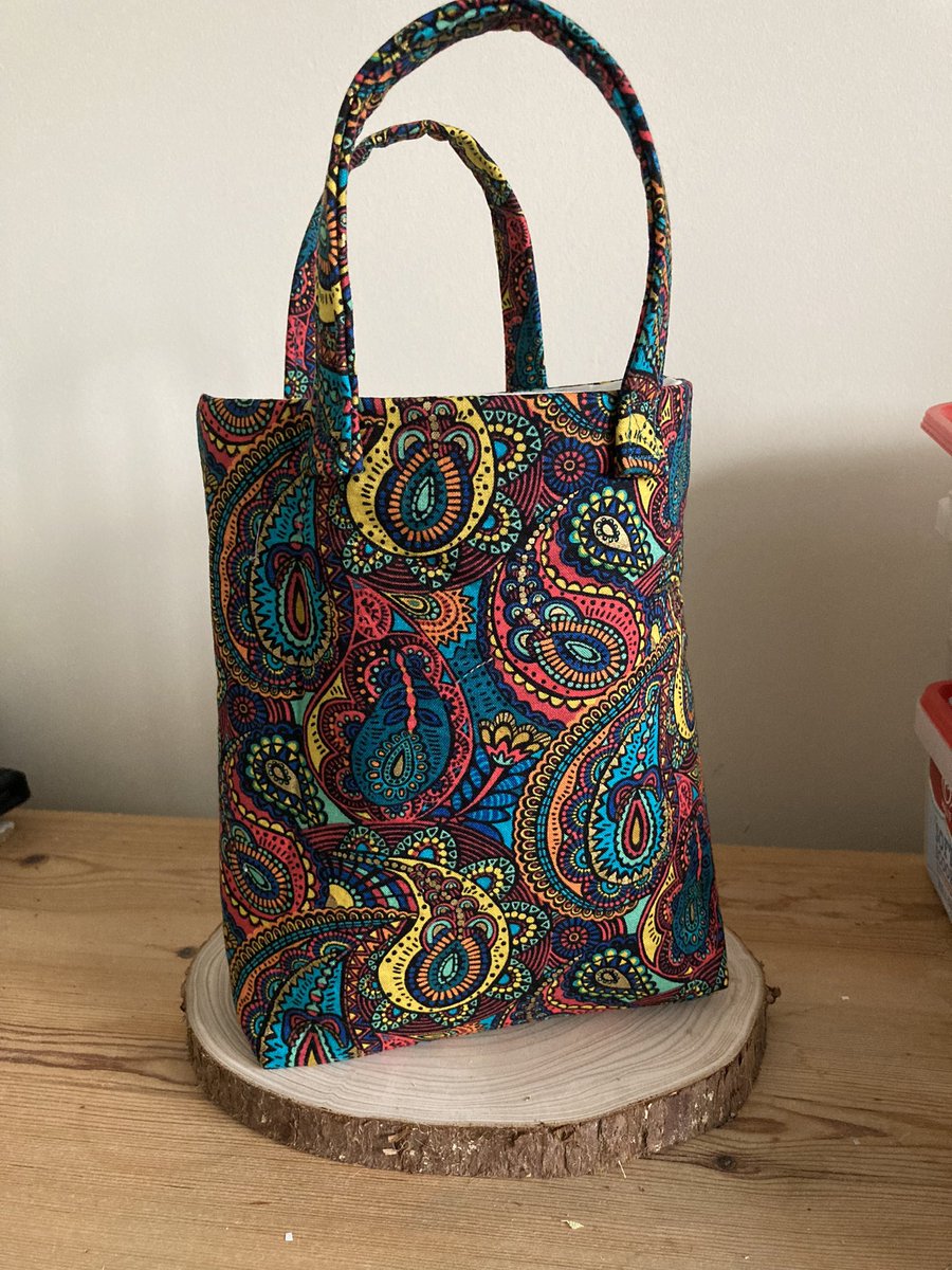 whiteheartcraft's tweet photo. Morning everyone hope your Monday is going well 👍 Small Tote bag available in my Etsy Shop   Thought I’d share 👋#elevenseshour_ #MondayMorning https://t.co/Ecg2fkKY6L