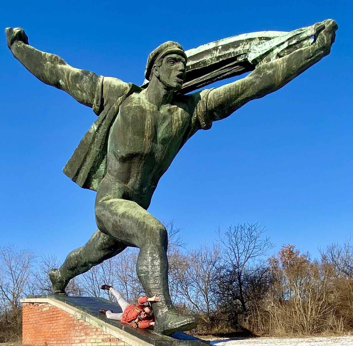 Theorboy's tweet photo. This is the way I feel accompanying certain singers in recitative.
#bassocontinuo #theorbo #recitative #baroquemusic #singers #communism https://t.co/soNlikjsMm