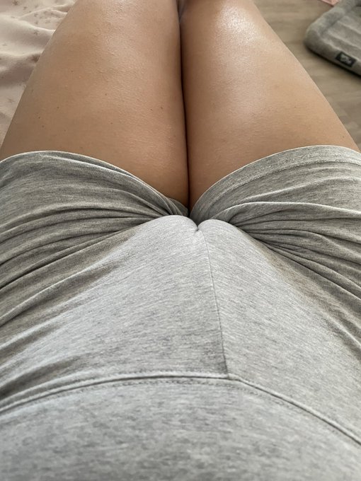 Hanging out on the couch watching Dexter and admiring my cameltoe https://t.co/Bn8OCb37Qg