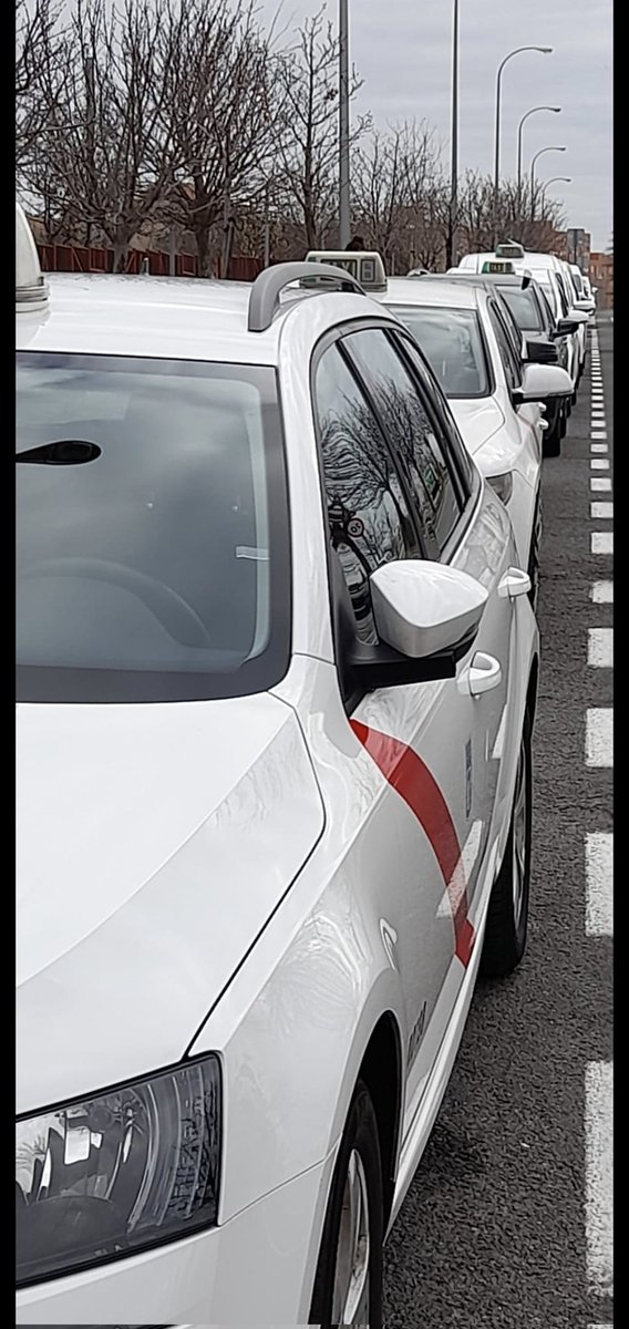taxistamadrid99's tweet photo. Hoy los taxistas madrileños hemos llenado el @Madridonasangre por que el #taxi siempre está donde se le necesita. #TaxiOcupadoDonandoVida #ElTaxiConSuPueblo #TaxiSolidario #FelizLunes #donate #Madrid # https://t.co/lo18T1fJF5