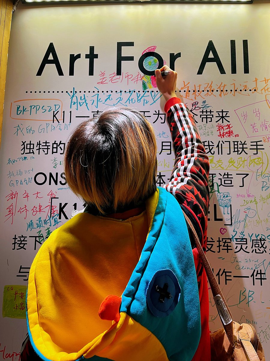 MagiusC's tweet photo. 在上海K11里逛街，看到一面Art  For All的涂鸦墙，必须要给小幽灵安排一波呀！利用身高优势占领最上位置，Art For All, Weidro Ghost For All!
#WeirdoGhost #NFT @WeirdoGhostGang @sleepy0x13 https://t.co/gyHmEjPR9R