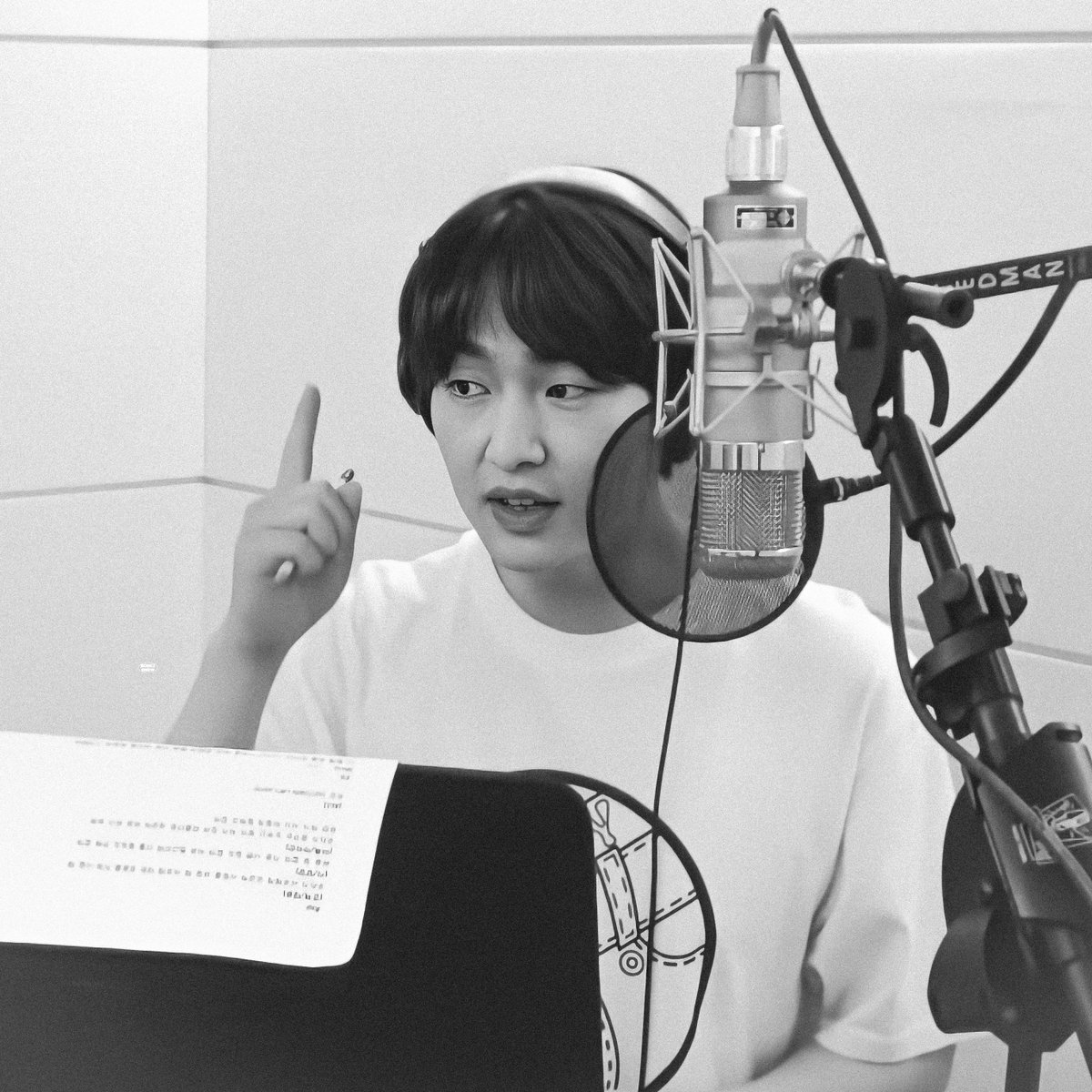 BOB52ONEW's tweet photo. ✨220121 SMTOWN '빛' Recording Behind the Scene (ONEW컷 보정)

본업존잘 냉듑과 쵸귀욤댕이 토끼.. 근데 저 모먼트가 고작 1초 차이.. 

#SHINee #샤이니 #온유 #ONEW #이진기 #オニュ 
@SHINee 
https://t.co/Etd4vd8RNY https://t.co/UXl1Ryv4f4