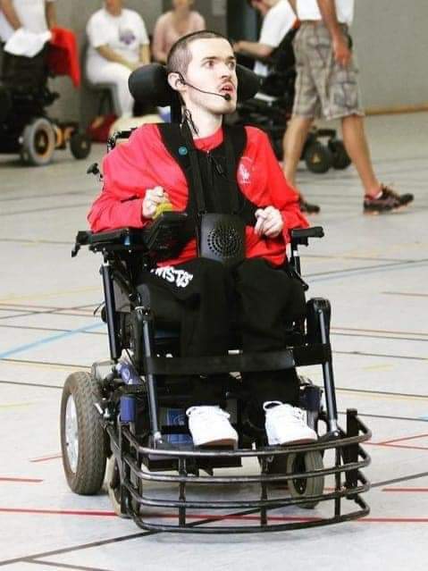 C’est avec une grande tristesse que j’apprends le décès de François. Adepte du foot fauteuil, il est parti jouer de nombreux autres matchs sur les plus beaux terrains du paradis, où les acclamations l’attendent. 
Toutes mes pensées vont à toute sa famille.
Via <a href="/EdouardDetrez/">Edouard Detrez</a>