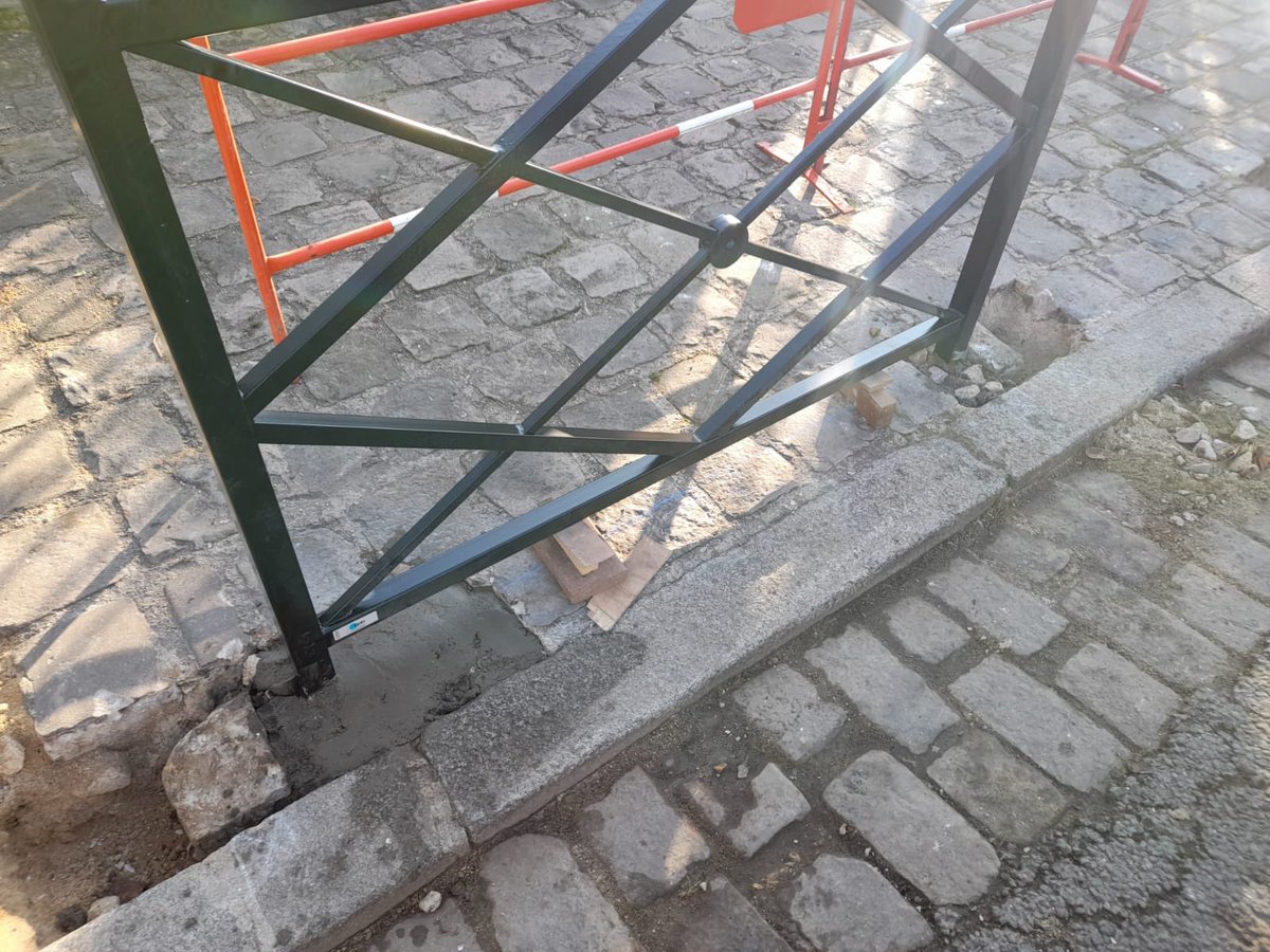BrnoMorel's tweet photo. CHU ST Maur : après plot en béton, la caméra surveillance, nouvelle surprise du matin sans en informer @EMMAUSolidarite : des barrières scellées au sol 😡Que d’efforts pour empêcher les personnes hébergées de passer par le quartier pavillonnaire !!! @Abbe_Pierre @emmaus_france https://t.co/dXiMD8p9bW