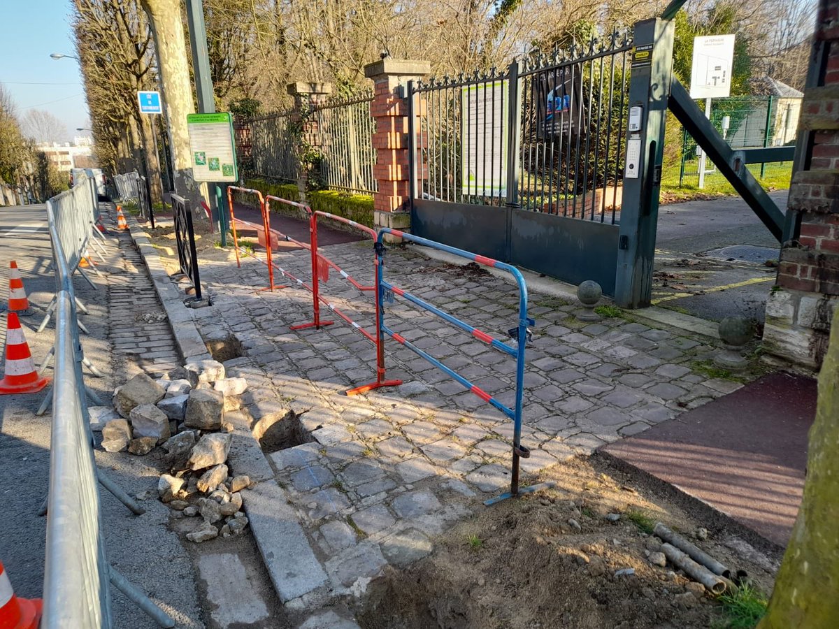 CHU ST Maur : après plot en béton, la caméra surveillance, nouvelle surprise du matin sans en informer <a href="/EMMAUSolidarite/">Emmaüs Solidarité</a> : des barrières scellées au sol 😡Que d’efforts pour empêcher les personnes hébergées de passer par le quartier pavillonnaire !!! <a href="/Abbe_Pierre/">Abbé Pierre</a> <a href="/emmaus_france/">Emmaüs France</a>