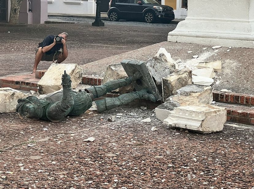 bgraulau's tweet photo. The statue of Spanish colonizer Juan Ponce de León in San Juan is destroyed on the same day the King of Spain is scheduled to visit Puerto Rico. Picture by Telemundo. https://t.co/EBW2euZYPM