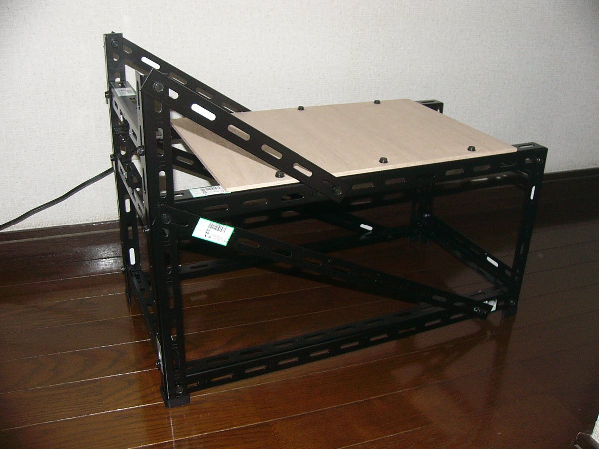 madnoda's tweet photo. 「六畳の自室で、ホームセンターなどで買ってきた部品でロケットエンジンを作る」「お金は、IT長者に出してもらおう」「そのロケットで、宇宙に行く」
SF小説でも漫画でも「そんなストーリー、リアリティが無さすぎる」と編集に断れられるレベル
フィクションでは成立しないが、ノンフィクションならOK https://t.co/3ZhKgbZAUH