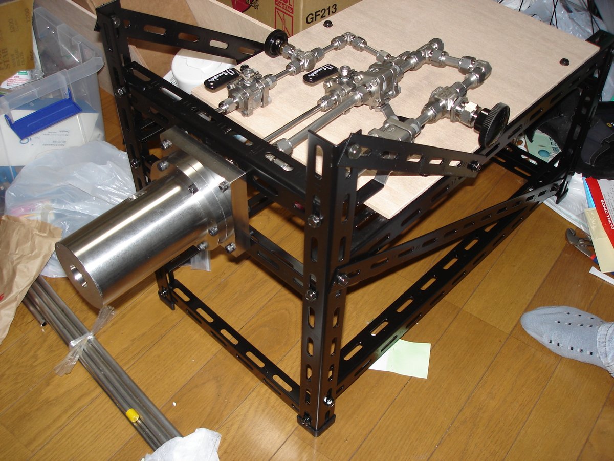 madnoda's tweet photo. 「六畳の自室で、ホームセンターなどで買ってきた部品でロケットエンジンを作る」「お金は、IT長者に出してもらおう」「そのロケットで、宇宙に行く」
SF小説でも漫画でも「そんなストーリー、リアリティが無さすぎる」と編集に断れられるレベル
フィクションでは成立しないが、ノンフィクションならOK https://t.co/3ZhKgbZAUH