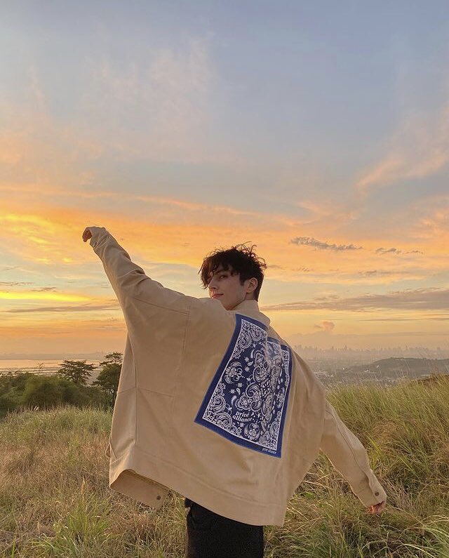 LAAGUINALDO_PH's tweet photo. • 𝙄 𝙤𝙣𝙘𝙚 𝙗𝙚𝙡𝙞𝙚𝙫𝙚𝙙 𝙡𝙤𝙫𝙚 𝙬𝙤𝙪𝙡𝙙 𝙗𝙚 𝙗𝙪𝙧𝙣𝙞𝙣𝙜 𝙧𝙚𝙙 𝙗𝙪𝙩 𝙞𝙩'𝙨 𝙜𝙤𝙡𝙙𝙚𝙣 𝙡𝙞𝙠𝙚 𝙙𝙖𝙮𝙡𝙞𝙜𝙝𝙩 •

@LAAGUINALDO https://t.co/vVNu1lEajn