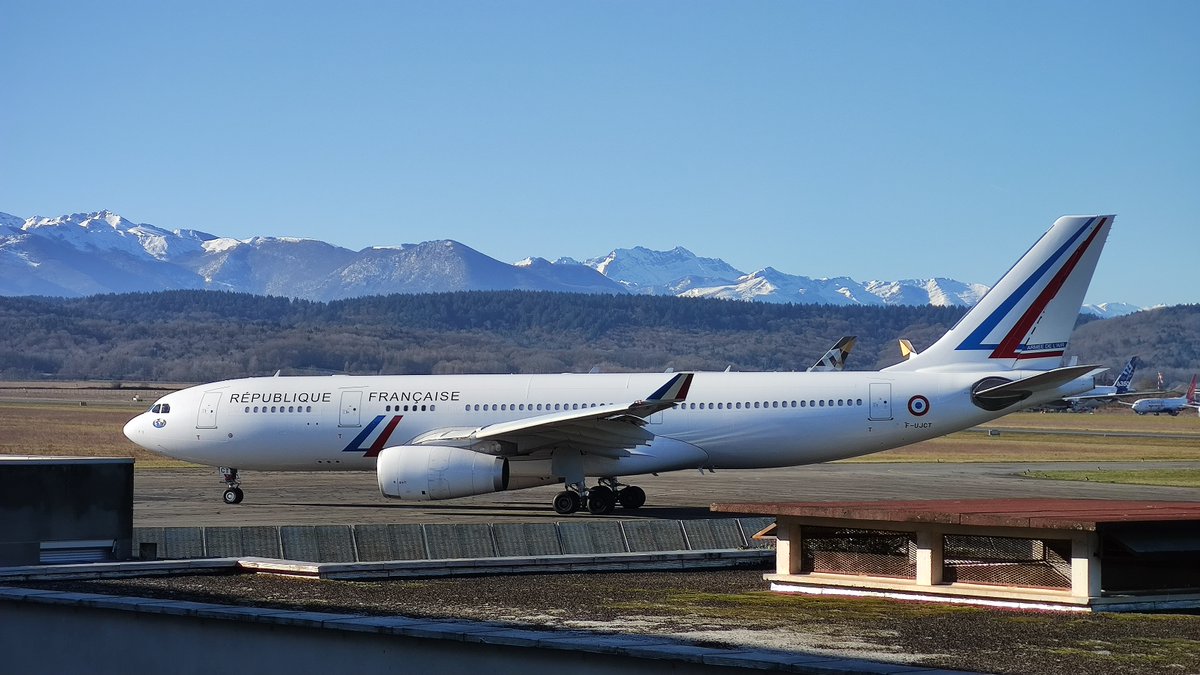 AeroportLourdes's tweet photo. Ce week-end, vols d'entrainement de l'A330-200 de l'escadron de l'Estérel  @Armee_de_lair https://t.co/oRAVZnO65U