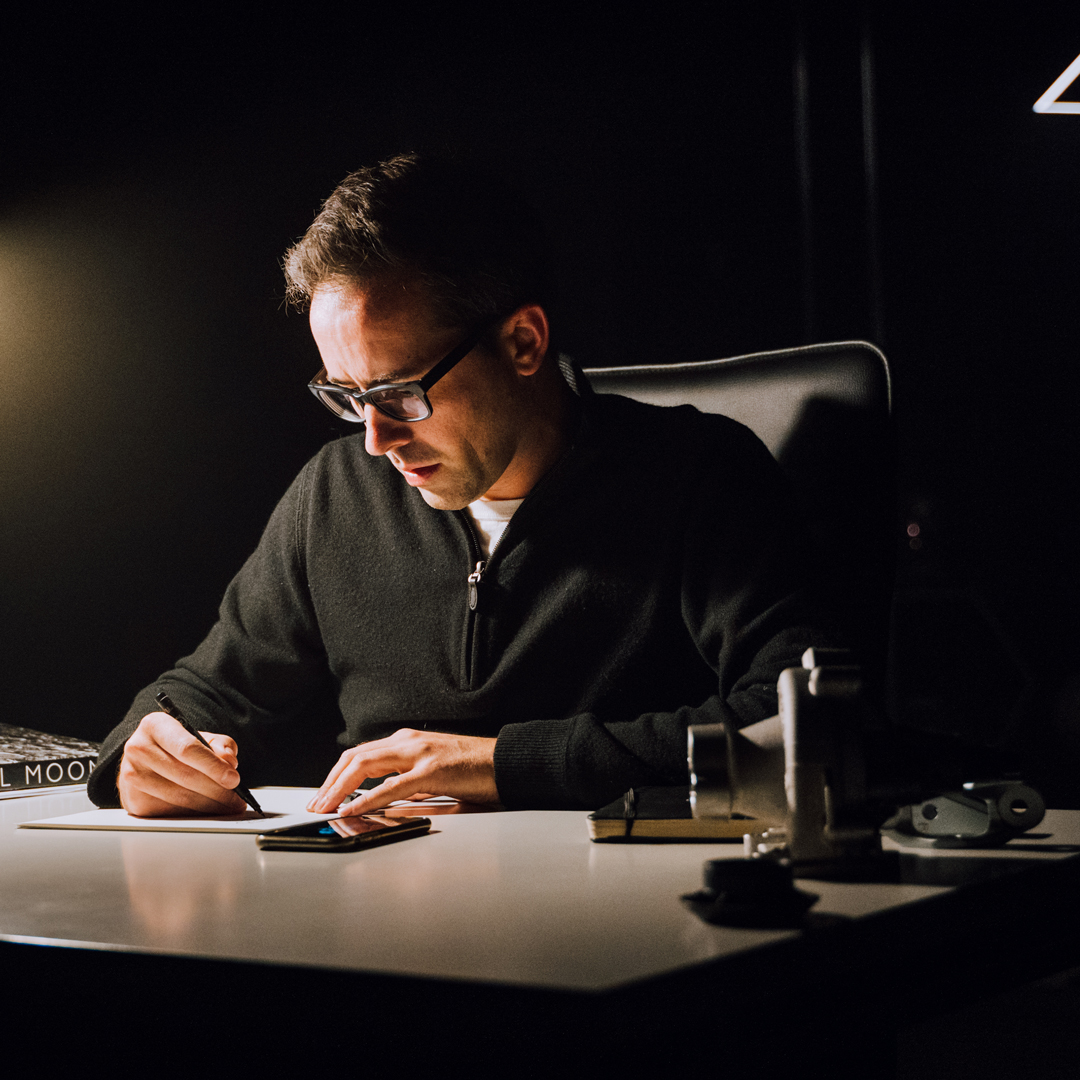 Lamborghini's tweet photo. For our first NFT project, he brought us at the intersection between the physical and the digital world, using the matter he loves the most: art. Now it’s time for you to meet the man behind this innovation, Swiss artist Fabian Oefner.​

#Lamborghini #ToTheMoon
